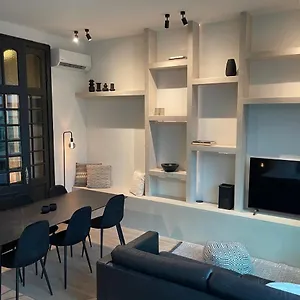 3 Bedroom Art-nouveau With Free Parking Apartment